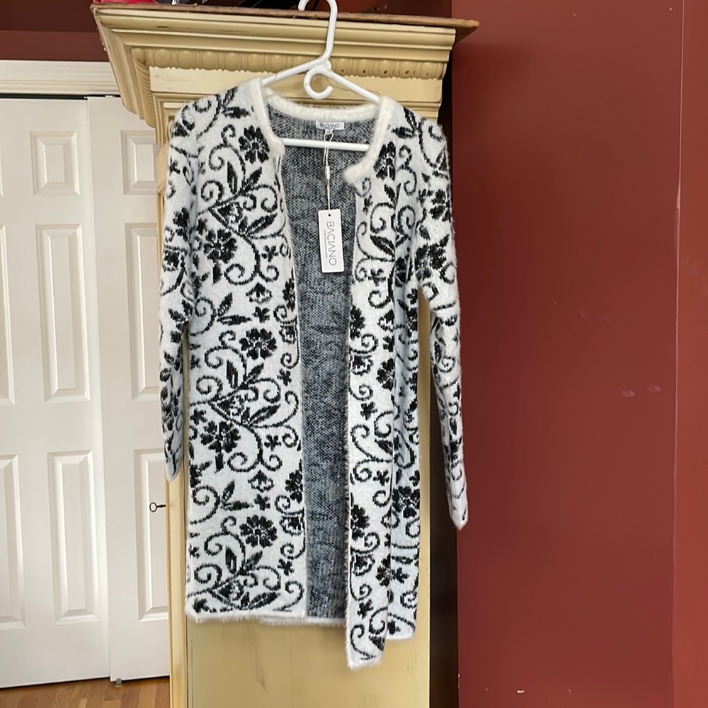 Beautiful black and white long sweater size small never worn new with tags